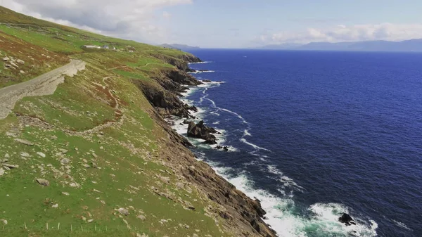 Volo lungo la costa della penisola di Dingle in Irlanda — Foto Stock