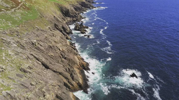 Widok z lotu ptaka nad głęboko niebieski ocean woda na zachodnim wybrzeżu Irlandii — Zdjęcie stockowe