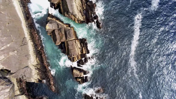 Vista aerea sull'acqua blu dell'oceano e sulla costa rocciosa se l'Irlanda — Foto Stock