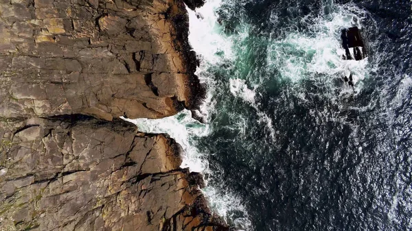 Deep blue ocean water and steep cliffs from above — Stock Photo, Image