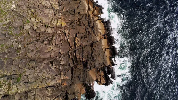 Derin mavi okyanus su ve yukarıdan dik kayalıklarla — Stok fotoğraf