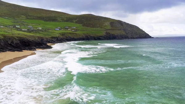 Εναέρια θέα πάνω από τα καταγάλανα ωκεανό νερού στη δυτική ακτή ιρλανδική — Φωτογραφία Αρχείου