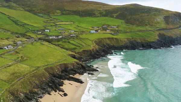 Vista aérea sobre a água do mar azul-turquesa na costa oeste da Irlanda — Fotografia de Stock