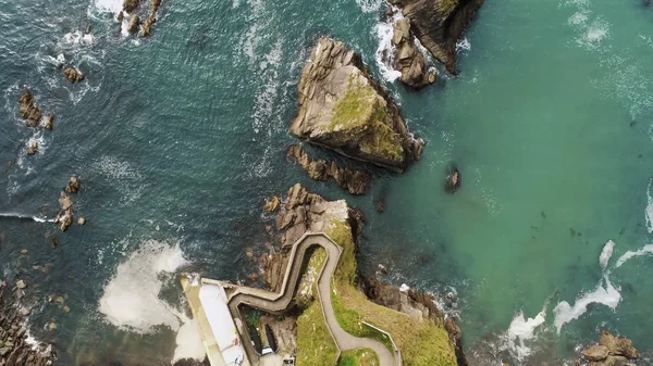 Dunquin 부두에서 아일랜드 서해안에 청록색 바다 물 위에 공중 보기 — 스톡 사진