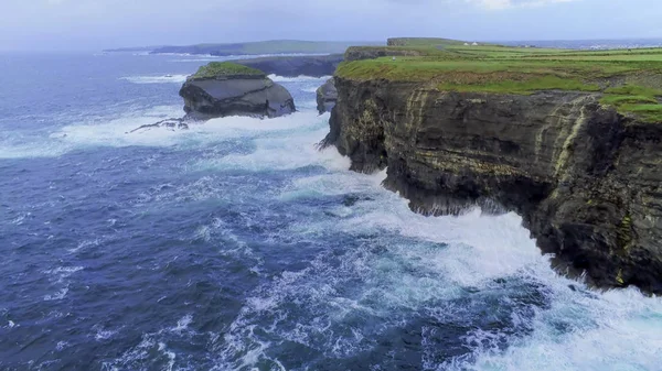 在爱尔兰陡峭的悬崖上的野生大西洋海水 — 图库照片
