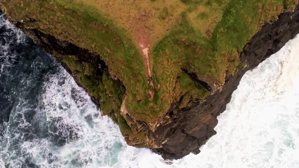 Couple stands on the edge of a cliff — Stock Photo, Image