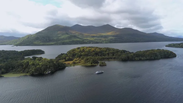 Loď na jezeře v národním parku Killarney v Irsku — Stock fotografie