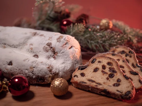 Christstollen der berühmte Weihnachtskuchen für die Feiertage — Stockfoto