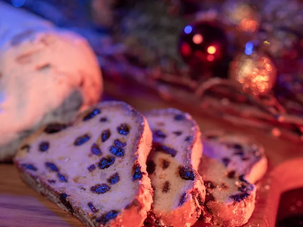 Leckere Scheiben Christstollen frisch gebacken — Stockfoto