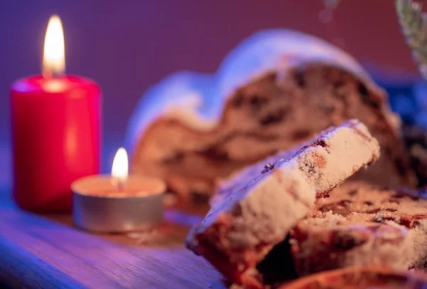 Leckere Scheiben Christstollen frisch gebacken — Stockfoto