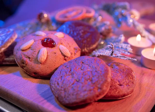 Typisch für Weihnachten der traditionelle Lebkuchen Lebkuchen — Stockfoto