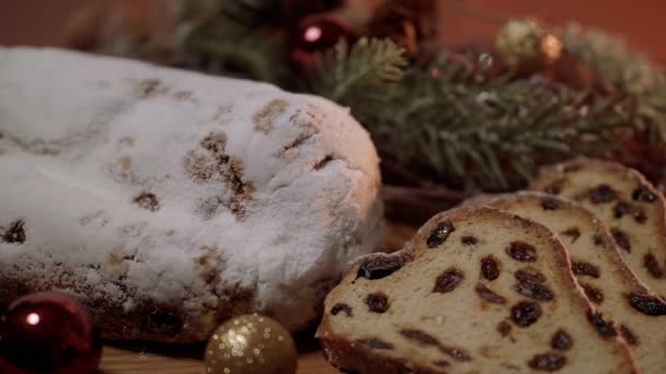 Traditioneller Christstollen - der berühmte Weihnachtskuchen — Stockvideo