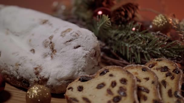 Tradicional Navidad stollen - el pastel famoso para la Navidad — Vídeo de stock
