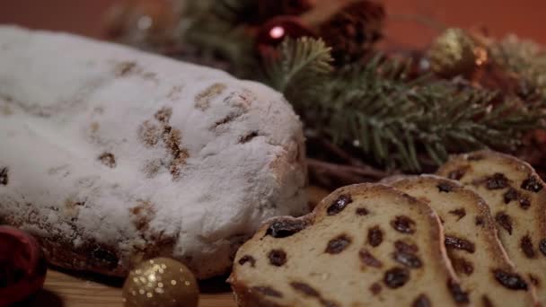 Gebackener Stollen eine deutsche Spezialität zu Weihnachten — Stockvideo