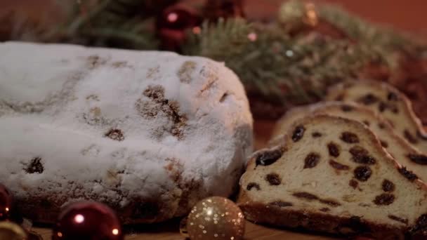 El pastel tradicional de Navidad de Alemania el famoso stollen — Vídeo de stock