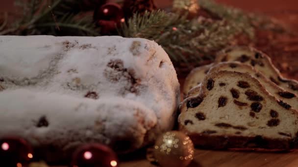 Navidad stollen el famoso pastel de Navidad para las vacaciones — Vídeo de stock