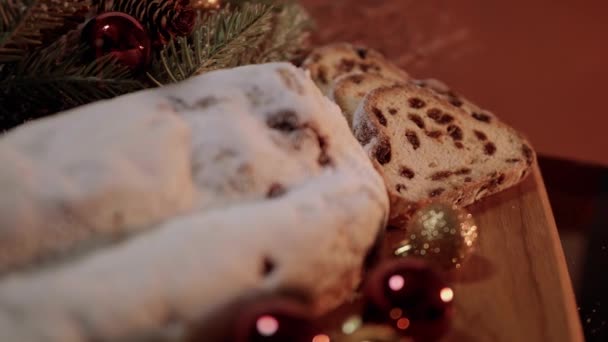 有名なシュトーレン ドイツの伝統的なクリスマス ケーキ — ストック動画