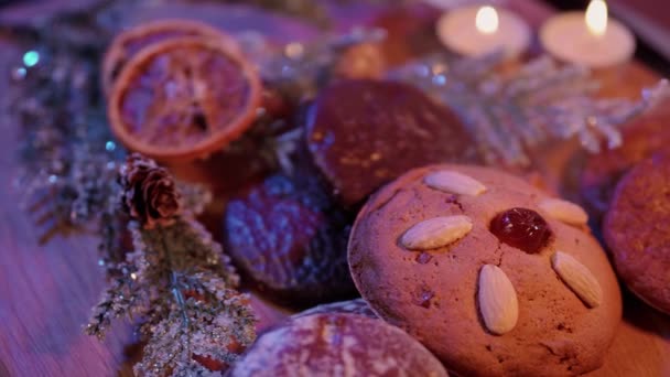 Typisch voor Kerstmis de traditionele Duitse lebkuchen peperkoek — Stockvideo