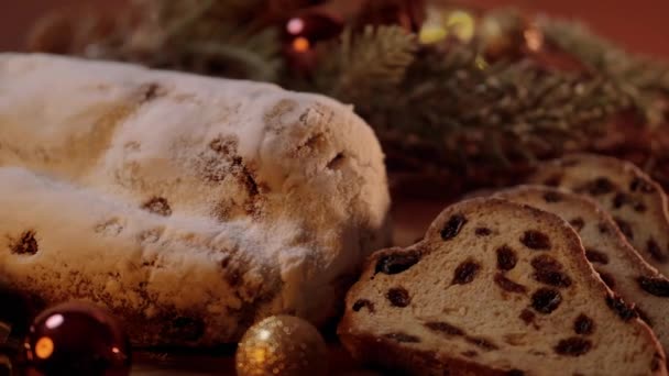 Gebackener Stollen eine deutsche Spezialität zu Weihnachten — Stockvideo