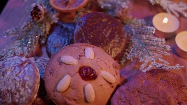 Mesa decorativa de Navidad con pan de jengibre — Vídeos de Stock
