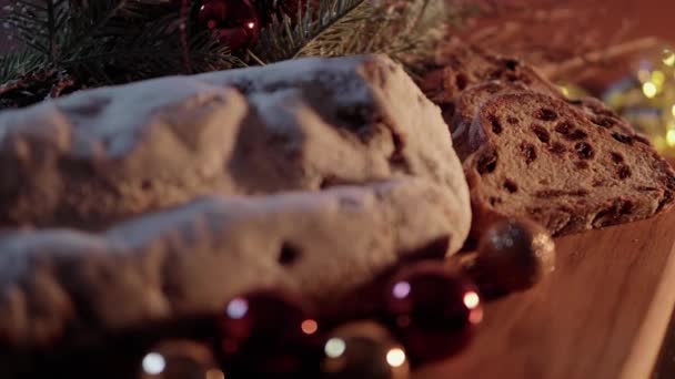 El pastel tradicional de Navidad de Alemania el famoso stollen — Vídeo de stock