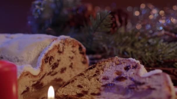 Noël a gonflé le célèbre gâteau de Noël pour les vacances — Video