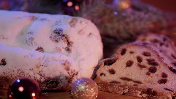 Finom szelet karácsonyi stollen friss sült — Stock videók