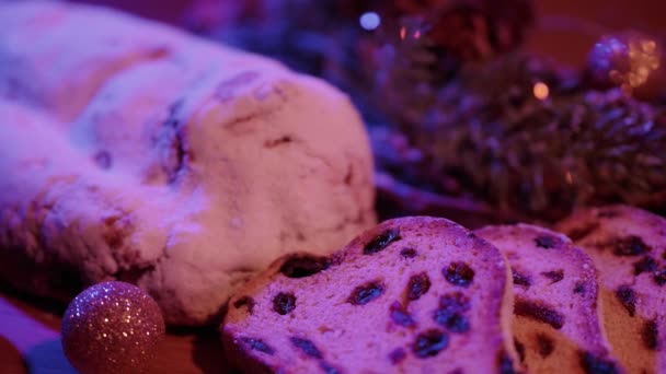 Tradicional Navidad stollen - el pastel famoso para la Navidad — Vídeo de stock