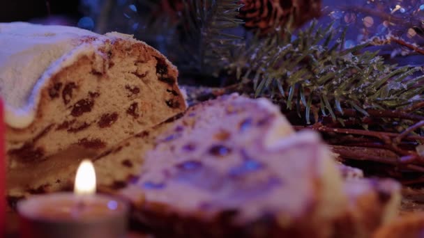 Gebackener Stollen eine deutsche Spezialität zu Weihnachten — Stockvideo
