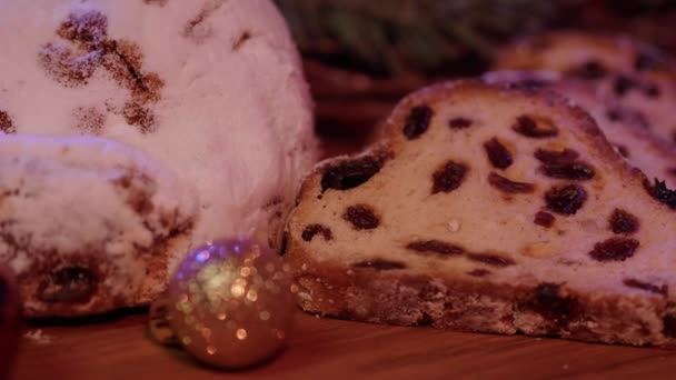 クリスマス シュトーレン新鮮な焼きたてのおいしいスライス — ストック動画