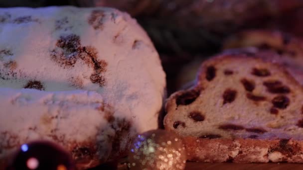 Tradicional Navidad stollen - el pastel famoso para la Navidad — Vídeo de stock