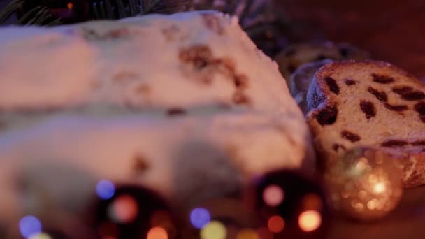 Gebackener Stollen eine deutsche Spezialität zu Weihnachten — Stockvideo