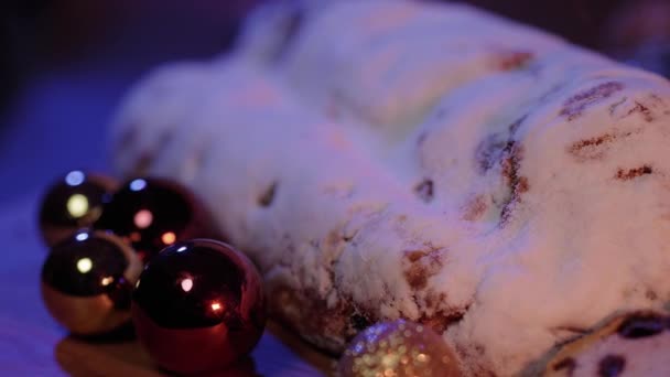 Gebackener Stollen eine deutsche Spezialität zu Weihnachten — Stockvideo