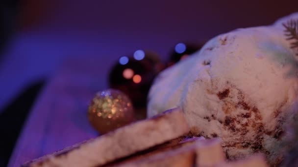 クリスマス ・ シュトーレンの休日のための有名なクリスマス ケーキ — ストック動画