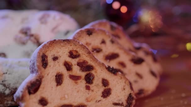 Výborné řezy vánoční stollen čerstvé pečené — Stock video