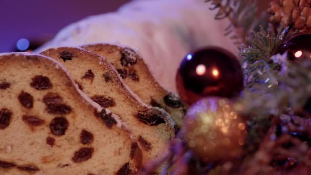 Traditioneller Christstollen - der berühmte Weihnachtskuchen — Stockvideo