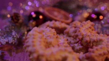 Bisküvi Noel kurabiyeleri dekore edilmiş bir tablo üzerinde spritz