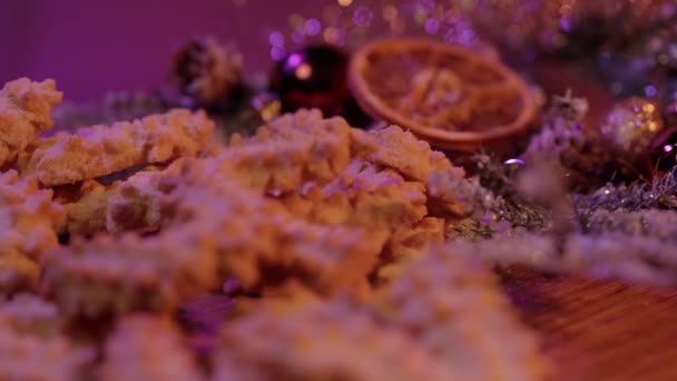 Detailní záběr záběr vánočního cukroví v krásné dekorace — Stock video