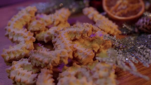 Spritz koekjes kerstkoekjes op een versierde tafel — Stockvideo