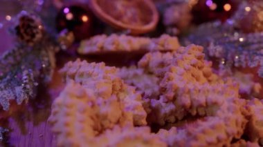 Bisküvi Noel kurabiyeleri dekore edilmiş bir tablo üzerinde spritz