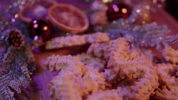 Typische Kerstdecoratie met koekjes en kaarsen — Stockvideo