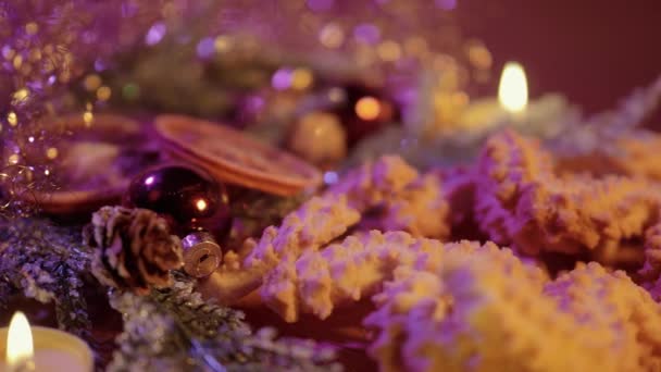 Типичный рождественский фон с печеньем и бисквитами — стоковое видео