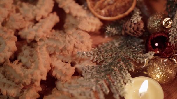 Spritz μπισκότα χριστουγεννιάτικα μπισκότα σε ένα διακοσμημένο τραπέζι — Αρχείο Βίντεο