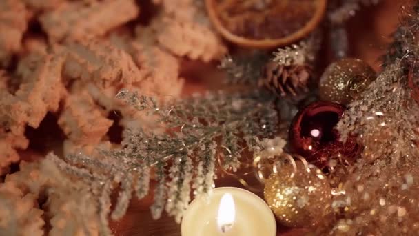 Типова різдвяна прикраса з печивом і свічками — стокове відео