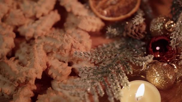 Spritz μπισκότα χριστουγεννιάτικα μπισκότα σε ένα διακοσμημένο τραπέζι — Αρχείο Βίντεο
