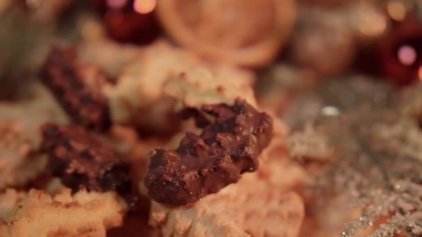 Close up tiro de biscoitos de Natal em bela decoração — Vídeo de Stock