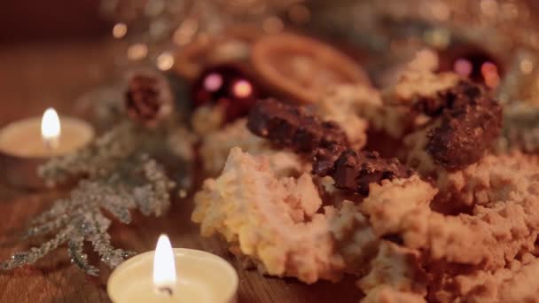 Krásné vánoční deska s cookies a stříknout sušenky — Stock video
