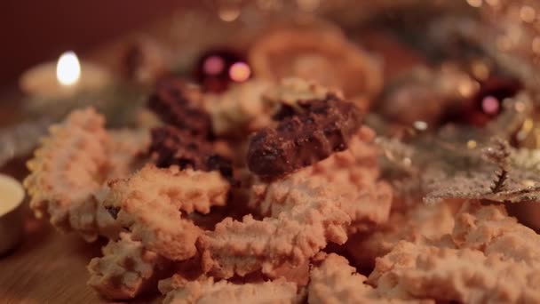 Close up tiro de biscoitos de Natal em bela decoração — Vídeo de Stock