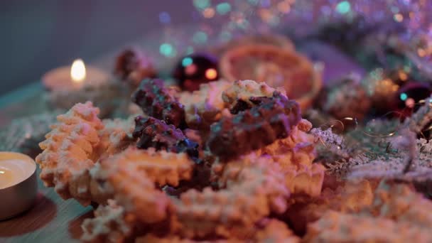 Рождественское печенье на украшенном столе — стоковое видео