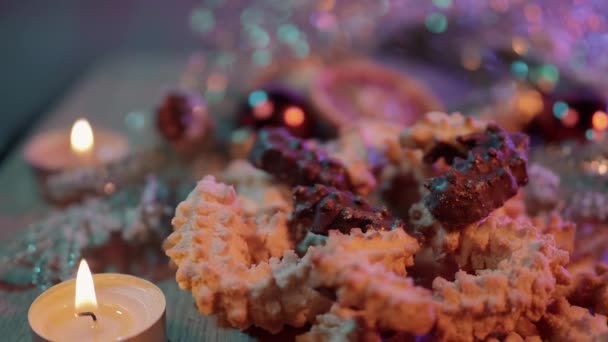 Типичное рождественское оформление с печеньем и свечами — стоковое видео